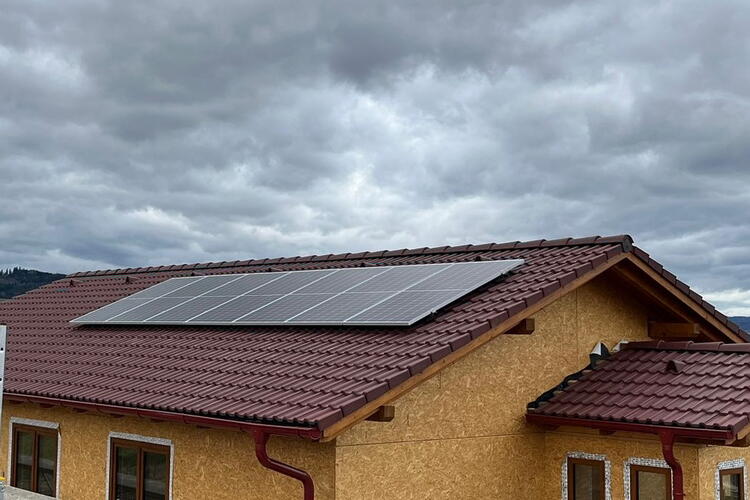 Reference: Solární panely montované na sedlovou střechu - Strážov 