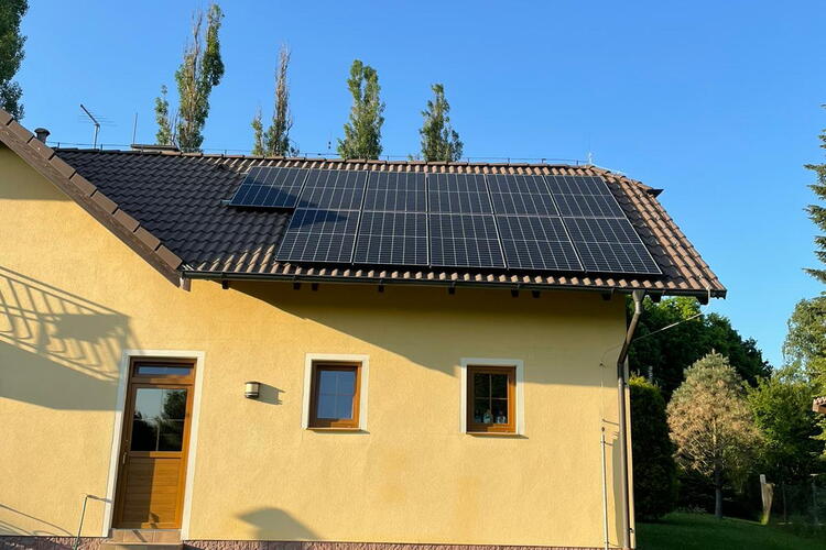 Reference: Fotovoltaická elektrárna s dobíjecími stanicemi pro elektromobil instalovaná v Přešticích v Plzeňském kraji 