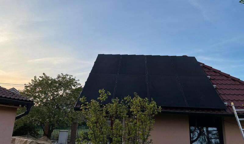 Reference: Fotovoltaika s baterií a dobíjecí stanicí pro elektromobil montovaná v Divišově 