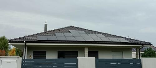 Reference FVE s nabíjecí stanicí pro elektromobil, instalovaná v Českých Budějovicích