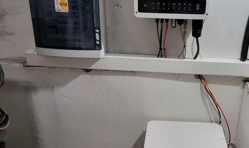 Reference: Fotovoltaická elektrárna s nabíjením baterií, realizovaná v Praze 