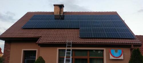 Reference Fotovoltaická elektrárna na míru montovaná na sedlovou střechu - Vícenice u Náměště nad Oslavou