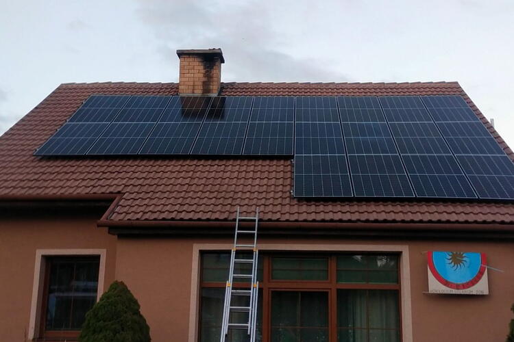 Reference: Fotovoltaická elektrárna na míru montovaná na sedlovou střechu - Vícenice u Náměště nad Oslavou 