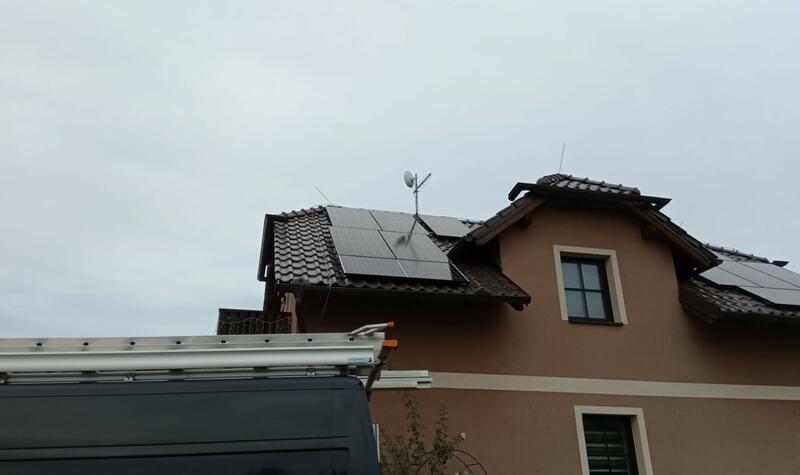 Reference: Solární elektrárna na míru s ukládáním vyrobené energie do baterií - Tochovice
