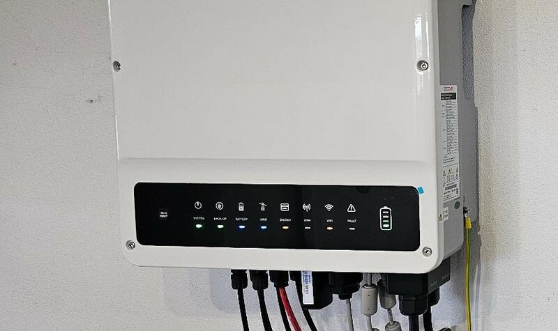 Reference: Solární elektrárna na míru s ukládáním vyrobené energie do baterií - Tochovice