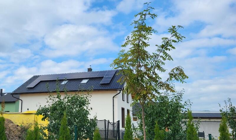 Reference: Solární elektrárna na míru s ukládáním vyrobené energie do baterií - Šimonovice-Minkovice