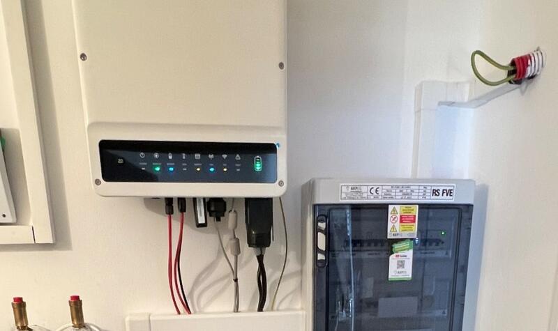 Reference: Solární elektrárna na míru s ukládáním vyrobené energie do baterií - Šimonovice-Minkovice
