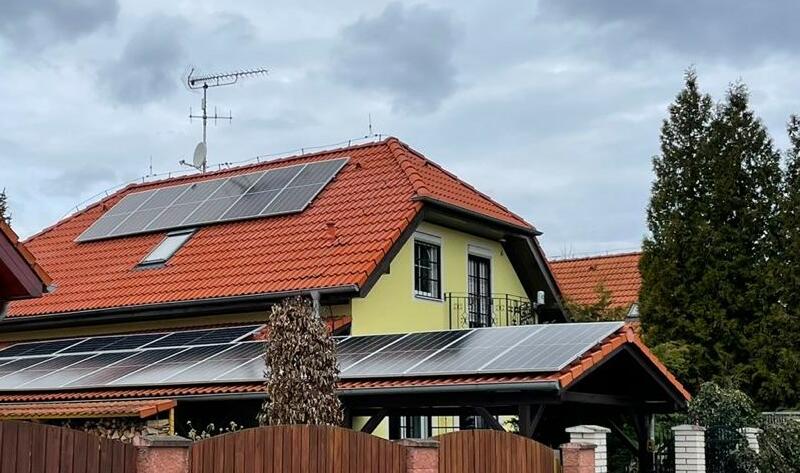 Reference: Solární elektrárna s bateriemi a dobíjecí stanicí pro elektromobil - Praha 