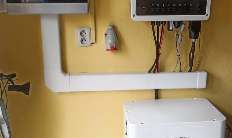 Reference: Solární elektrárna s bateriemi a dobíjecí stanicí pro elektromobil - Praha 