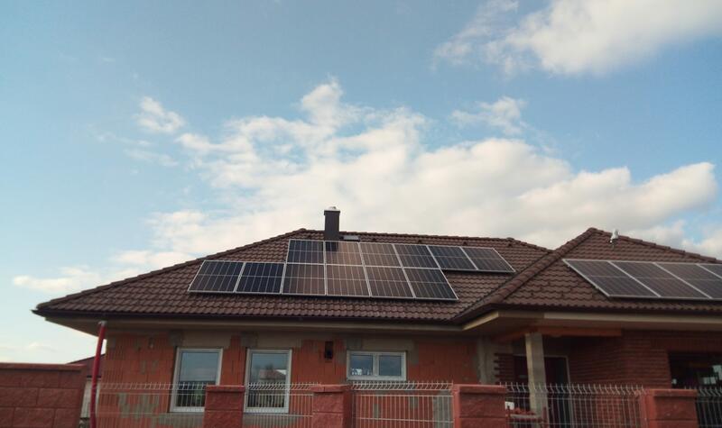 Reference: Solární elektrárna s nabíjecí stanicí pro elektromobil - Třeboň