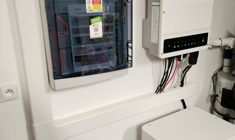 Reference: Solární elektrárna s nabíjecí stanicí pro elektromobil - Třeboň