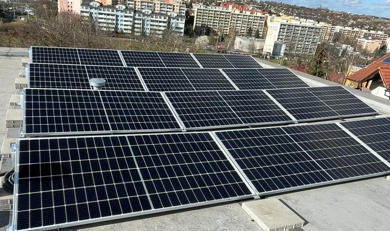 Reference: Solární elektrárna s baterií a dobíjecí stanicí na elektromobily - Praha