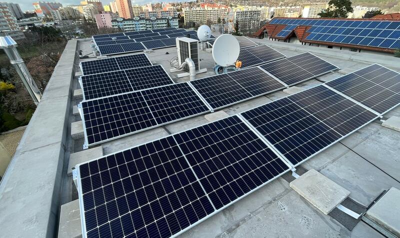 Reference: Solární elektrárna s baterií a dobíjecí stanicí na elektromobily - Praha