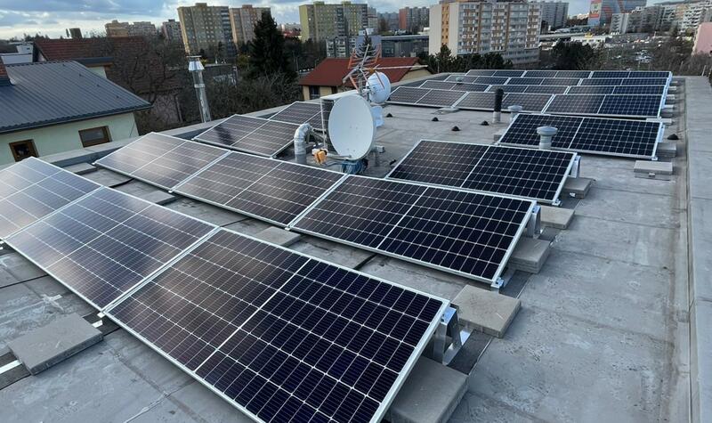 Reference: Solární elektrárna s baterií a dobíjecí stanicí na elektromobily - Praha