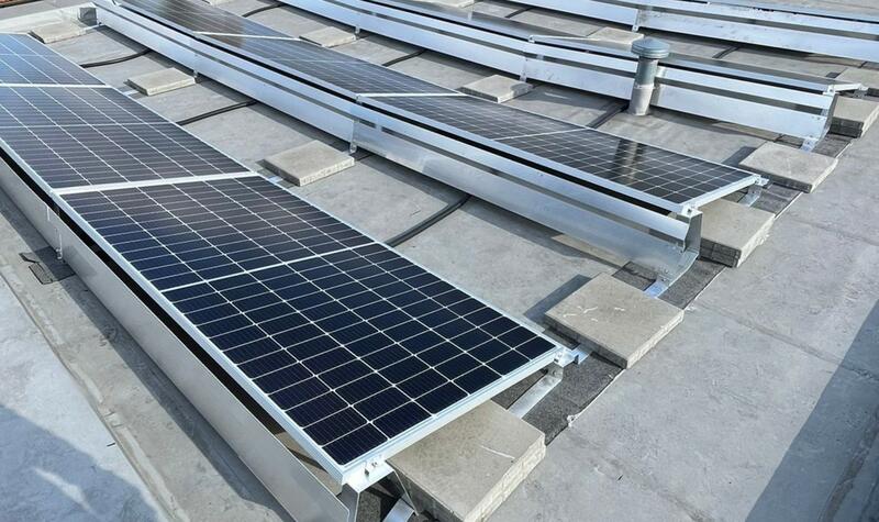 Reference: Solární elektrárna s baterií a dobíjecí stanicí na elektromobily - Praha