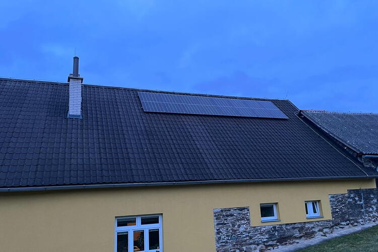 Reference: Solární elektrárna s baterií instalovaná na sedlovou střechu - Jakartovice-Deštné 