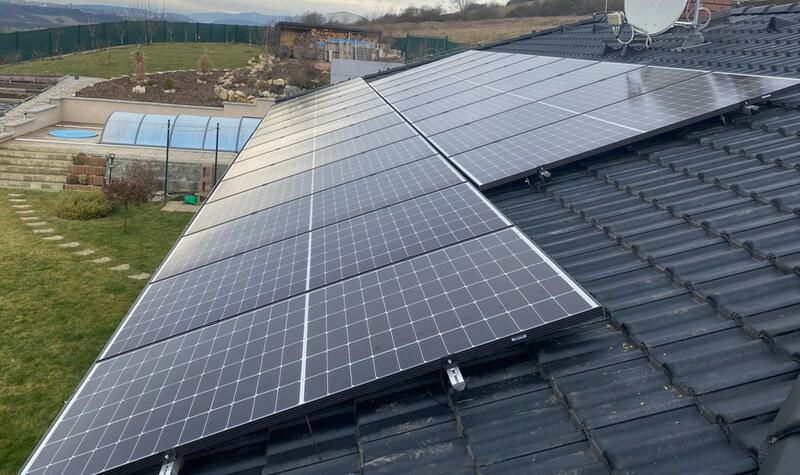 Reference: Fotovoltaická elektrárna na míru s nabíjecí stanicí pro elektromobil - Lužice 