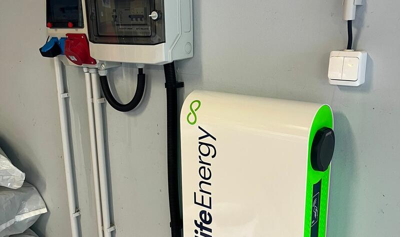 Reference: Fotovoltaická elektrárna na míru s nabíjecí stanicí pro elektromobil - Lužice 