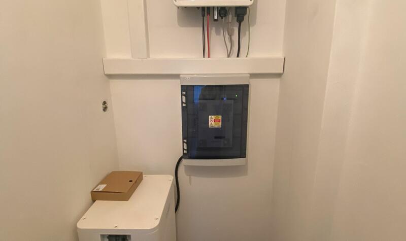 Reference: FVE s bateriemi a nabíjecí stanicí pro elektromobil - Chvalčov 