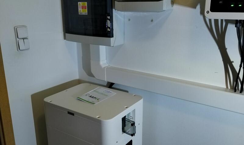 Reference: FVE s baterií a nabíjecí stanici pro elektromobil - Herink