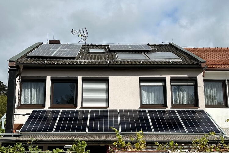 Reference: Solární elektrárna s wallboxem, montovaná v Miřeticích u Klášterce nad Ohří 