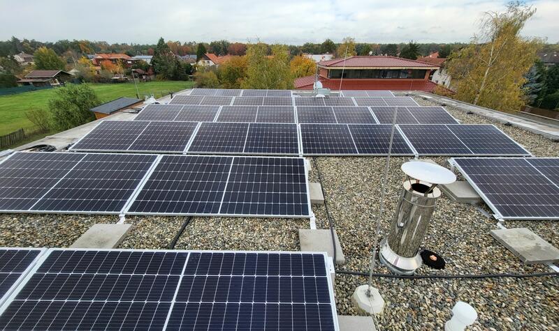 Reference: Fotovoltaická elektrárna instalovaná na rovnou střechu v Novém Věstci 