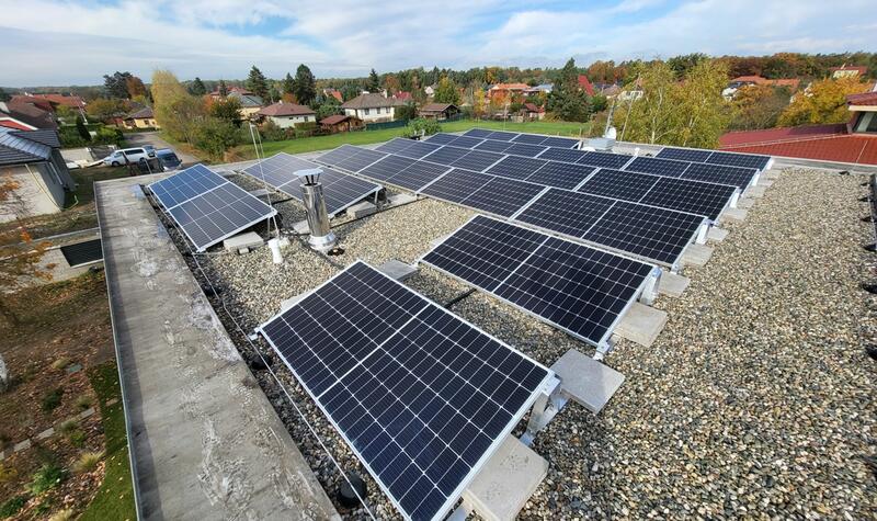 Reference: Fotovoltaická elektrárna instalovaná na rovnou střechu v Novém Věstci 