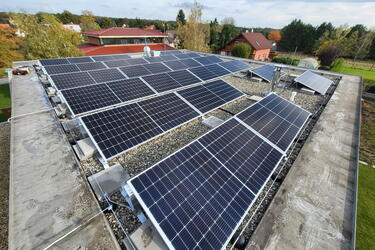 Reference: Fotovoltaická elektrárna instalovaná na rovnou střechu v Novém Věstci 