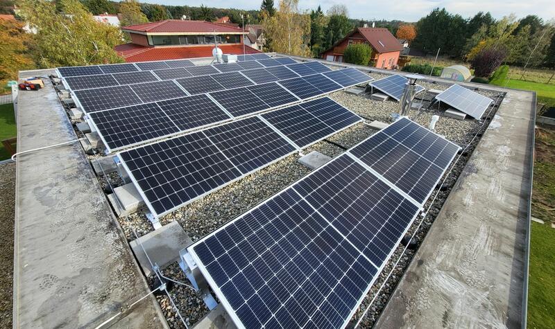 Reference: Fotovoltaická elektrárna instalovaná na rovnou střechu v Novém Věstci 