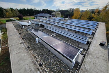 Reference: Fotovoltaická elektrárna instalovaná na rovnou střechu v Novém Věstci 
