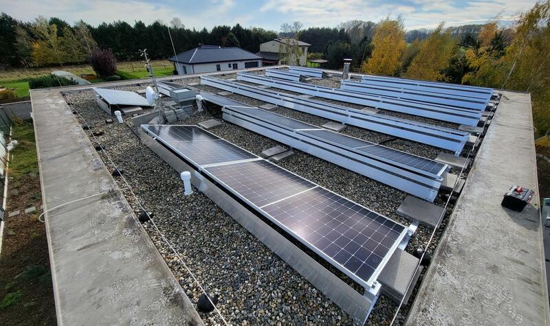 Reference: Fotovoltaická elektrárna instalovaná na rovnou střechu v Novém Věstci 