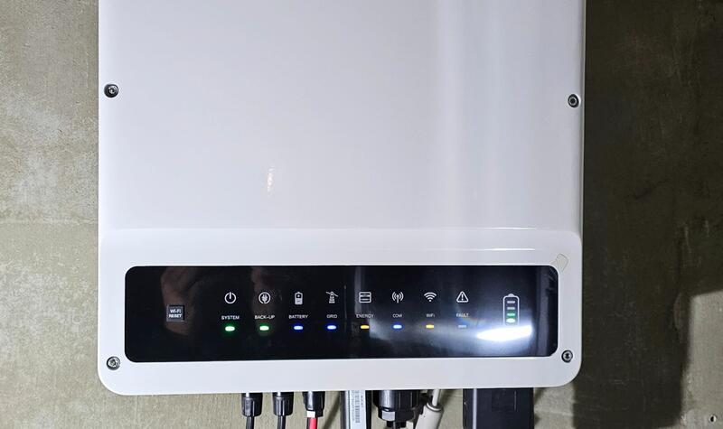 Reference: Fotovoltaická elektrárna instalovaná na rovnou střechu v Novém Věstci 