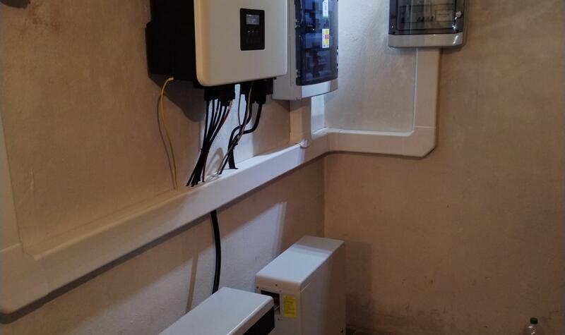 Reference: FVE s bateriemi a dobíjecí stanicí pro elektromobil, realizovaná v Domažlicích