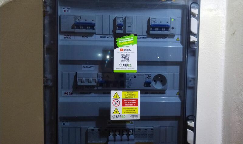 Reference: FVE s bateriemi a dobíjecí stanicí pro elektromobil, realizovaná v Domažlicích