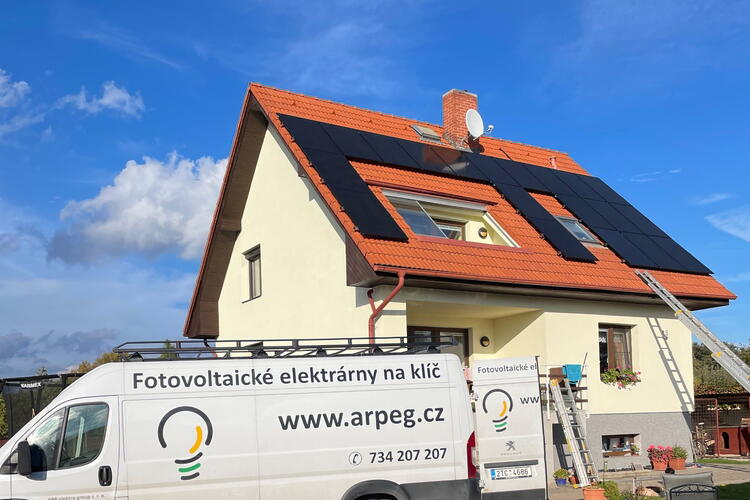 Reference: Fotovoltaická elektrárna s možností ukládání vyrobené energie do baterií - Poděbrady-Kluk 