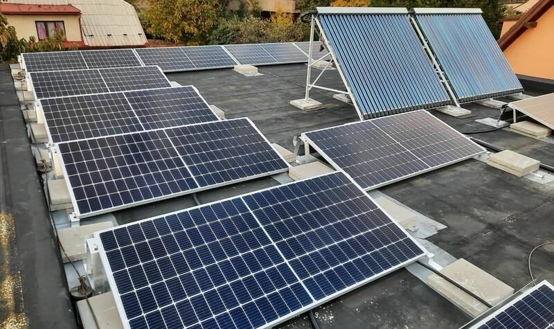 Reference: Fotovoltaická elektrárna s nabíjením baterií instalovaná v Praze 