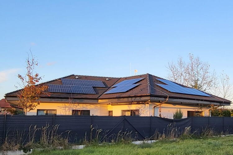 Reference: Fotovoltaika s baterií a nabíjecí stanicí pro elektromobil - Herink 