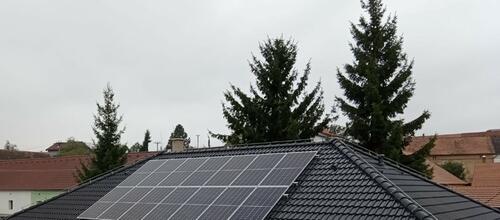 Reference Fotovoltaická elektrárna s nabíjením baterií instalovaná ve Šťáhlavech