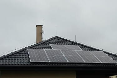 Reference: Fotovoltaická elektrárna s nabíjením baterií  instalovaná ve Šťáhlavech 