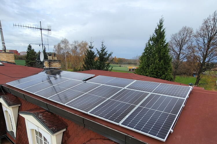 Reference: Fotovoltaická elektrárna instalovaná na mansardovou střechu - Praha-Třeboradice 