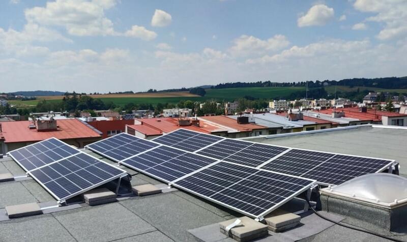 Reference: Solární elektrárna instalovaná na rovnou střechu ve Žďáru nad Sázavou 