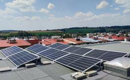 Reference Solární elektrárna instalovaná na rovnou střechu ve Žďáru nad Sázavou