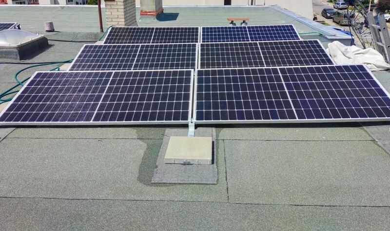 Reference: Solární elektrárna instalovaná na rovnou střechu ve Žďáru nad Sázavou 