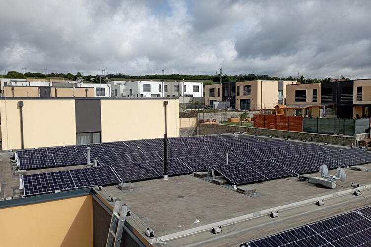 Reference: Fotovoltaická elektrárna instalovaná na rovnou střechu v Želešicích 