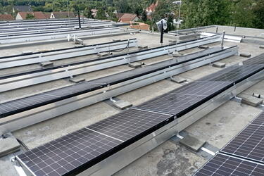 Reference: Fotovoltaická elektrárna instalovaná na rovnou střechu v Želešicích 