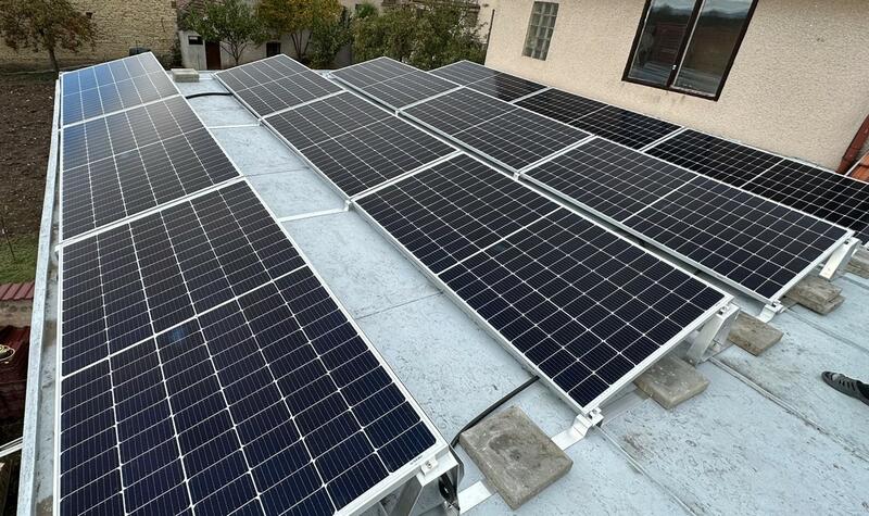 Reference: Solární elektrárna s bateriemi a dobíjecí stanicí pro elektromobil - Čankovice