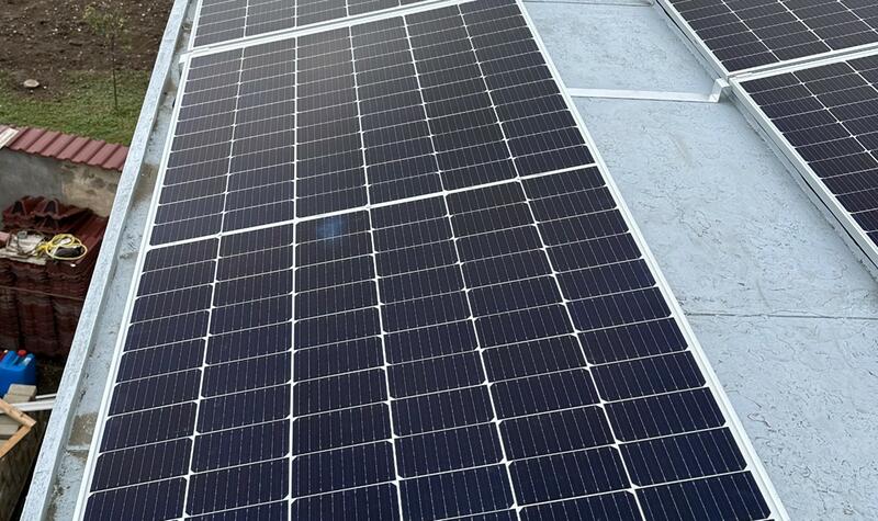 Reference: Solární elektrárna s bateriemi a dobíjecí stanicí pro elektromobil - Čankovice