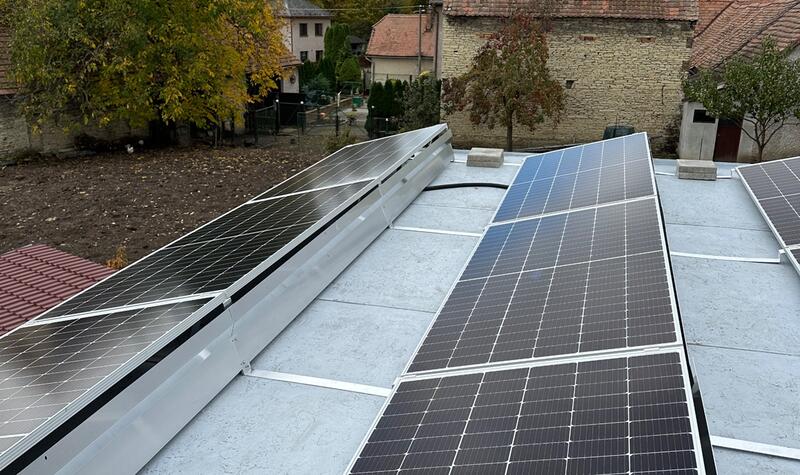 Reference: Solární elektrárna s bateriemi a dobíjecí stanicí pro elektromobil - Čankovice