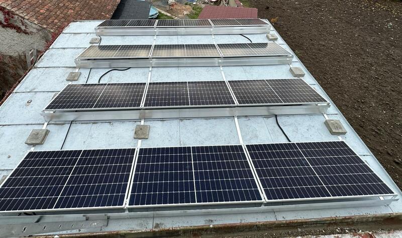 Reference: Solární elektrárna s bateriemi a dobíjecí stanicí pro elektromobil - Čankovice