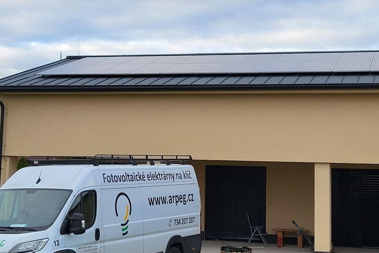 Reference: Solární elektrárna na klíč s výkonem 9,9 kWp, instalovaná v Ohrobci ve Středočeském kraji 